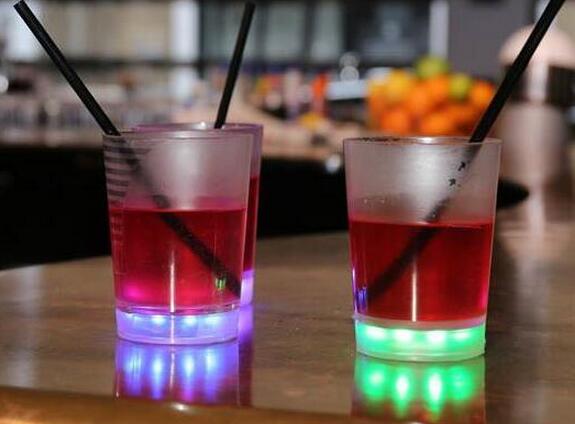 酷！Ebrost智能LED酒杯可用手机控制颜色