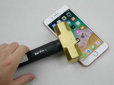 IPhone8容易摔坏吗？尖刀重锤暴力测试iPhone8plus