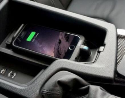 有款保护壳可使iPhone手机在宝马车内无线充电