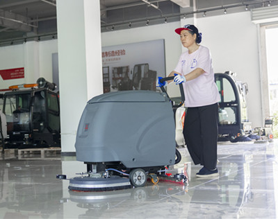 扬子洗地机主要有手推式和驾驶式两类