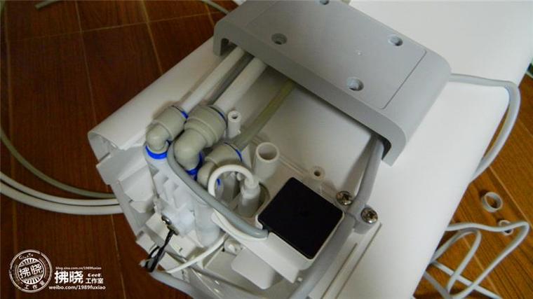 小米廚下式凈水器全拆解:做工精深 構(gòu)造雜亂 小米廚下式凈水器全拆解:做工精湛 構(gòu)造復(fù)雜