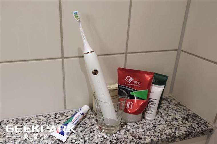 小米眾籌素士聲波牙刷X3使用體驗(yàn)：還能美白牙齒