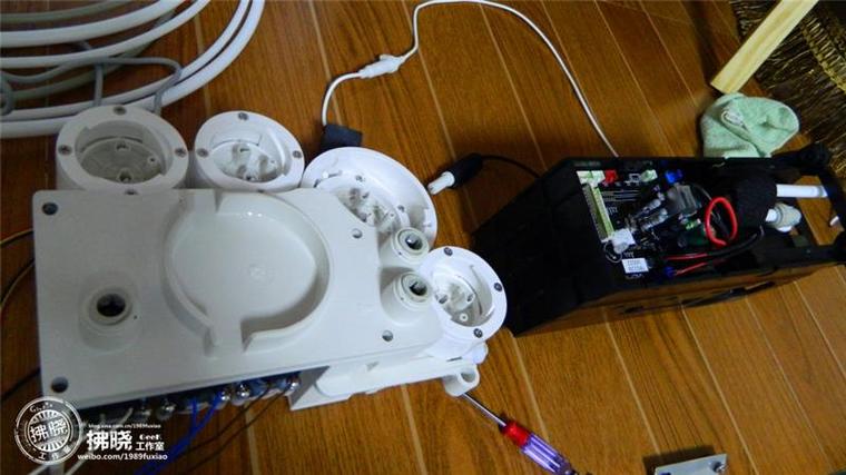 小米廚下式凈水器全拆解:做工精深 構(gòu)造雜亂 小米廚下式凈水器全拆解:做工精湛 構(gòu)造復(fù)雜