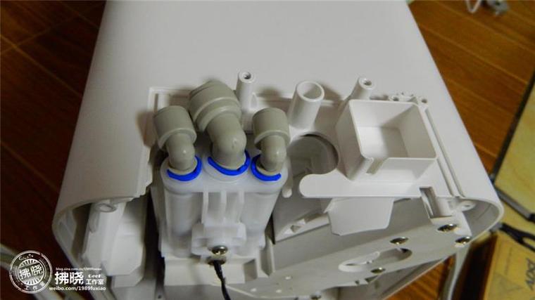 小米廚下式凈水器全拆解:做工精深 構(gòu)造雜亂 小米廚下式凈水器全拆解:做工精湛 構(gòu)造復(fù)雜