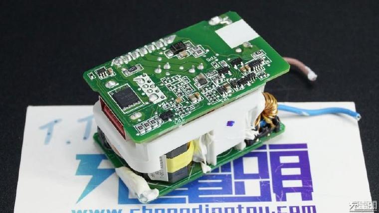DASH極速閃充何方神圣？一加3充電器深度拆解