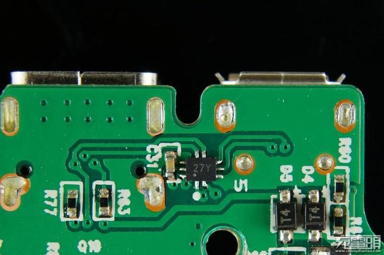 華為的第一次快充！1萬毫安電源拆解、實(shí)測