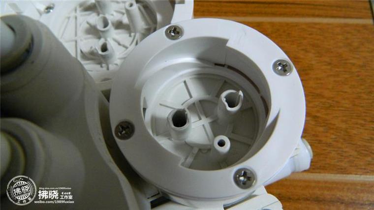 小米廚下式凈水器全拆解:做工精深 構(gòu)造雜亂 小米廚下式凈水器全拆解:做工精湛 構(gòu)造復(fù)雜