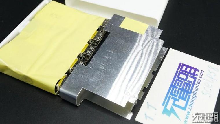 65W筆記本也能用！小米青米多口充電站拆解