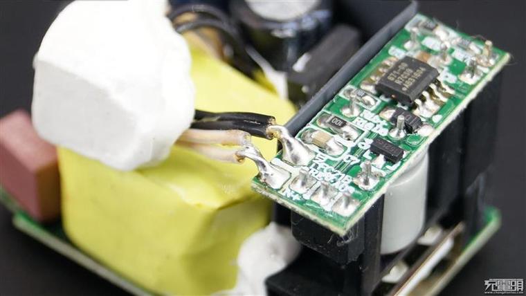 24W雙協議！樂視最新快充充電器拆解、評測