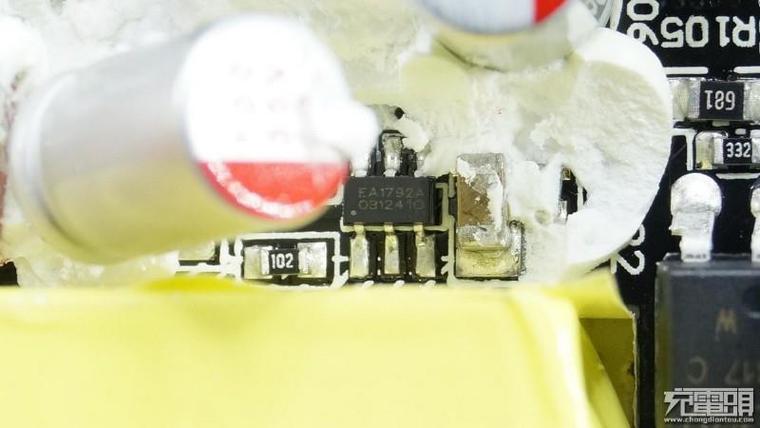 65W筆記本也能用！小米青米多口充電站拆解