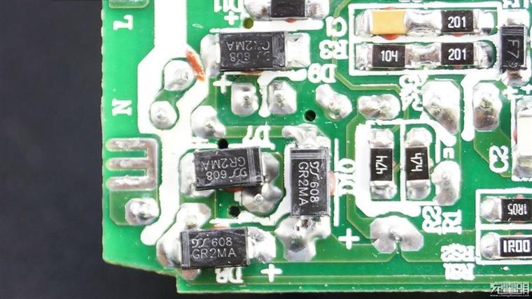 24W雙協議！樂視最新快充充電器拆解、評測