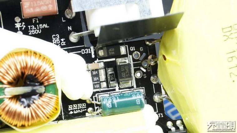 65W筆記本也能用！小米青米多口充電站拆解