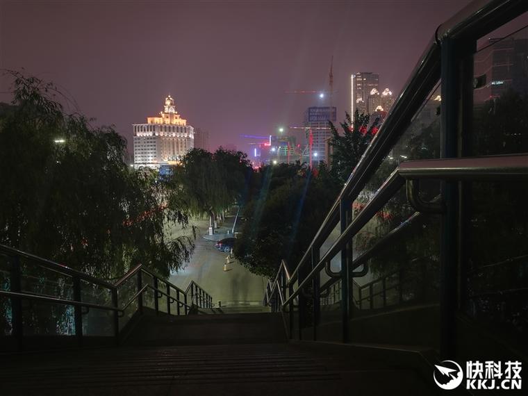榮耀V8評(píng)測(cè)：2K屏看VR爽就一個(gè)字！