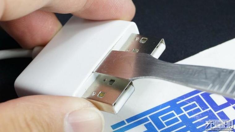 65W筆記本也能用！小米青米多口充電站拆解