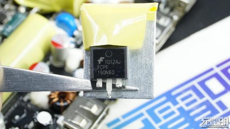 65W筆記本也能用！小米青米多口充電站拆解