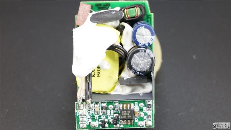 24W雙協議！樂視最新快充充電器拆解、評測