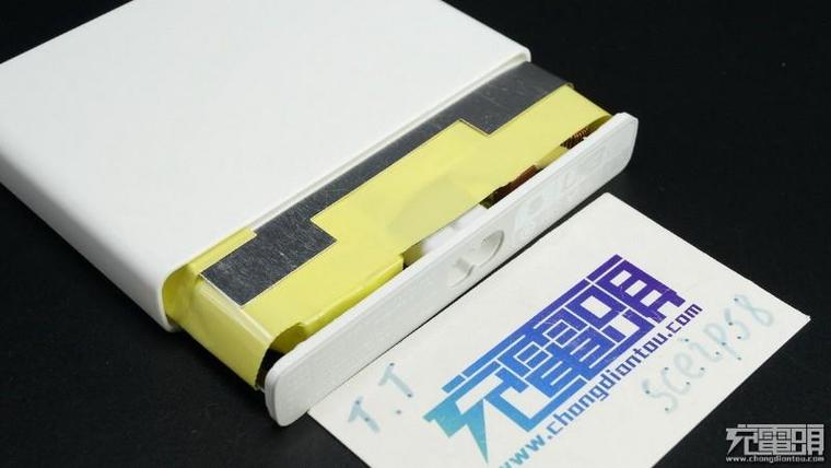 65W筆記本也能用！小米青米多口充電站拆解