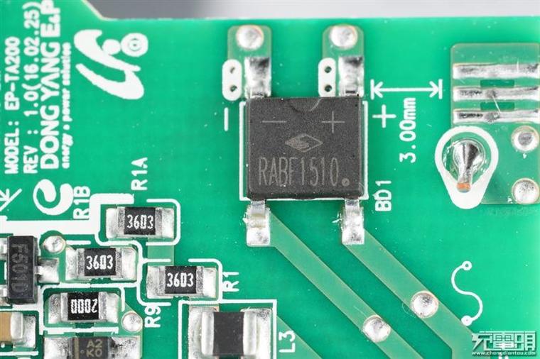 三星Note 7國行標配充電器全網首拆:大廠風儀 三星Note 7國行標配充電器全網首拆:大廠風范