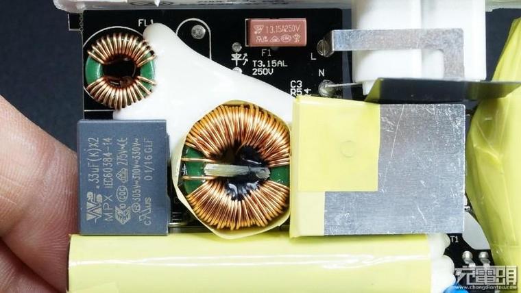 65W筆記本也能用！小米青米多口充電站拆解
