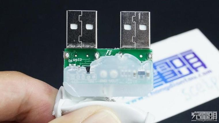 65W筆記本也能用！小米青米多口充電站拆解