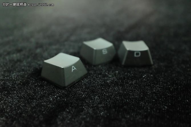 細(xì)節(jié)：側(cè)刻鍵帽+家族基因的棱角設(shè)計(jì)