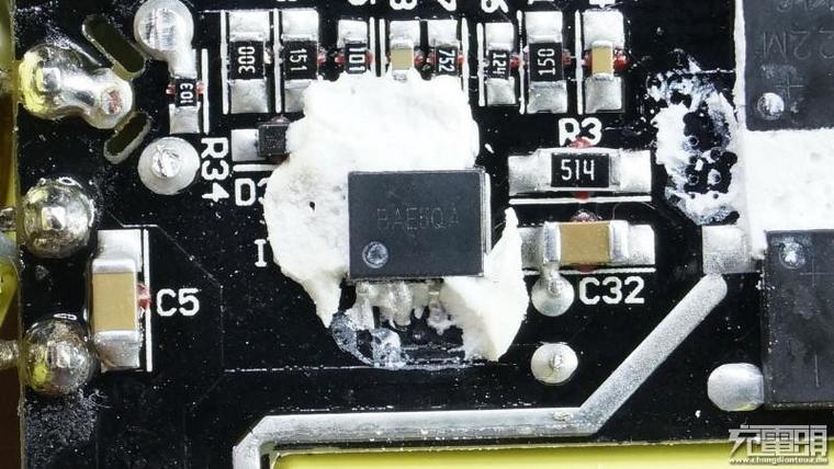 65W筆記本也能用！小米青米多口充電站拆解