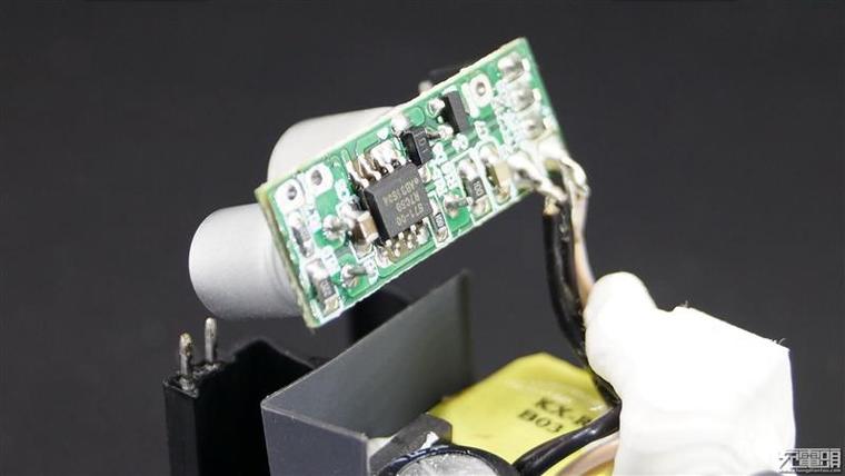 24W雙協議！樂視最新快充充電器拆解、評測