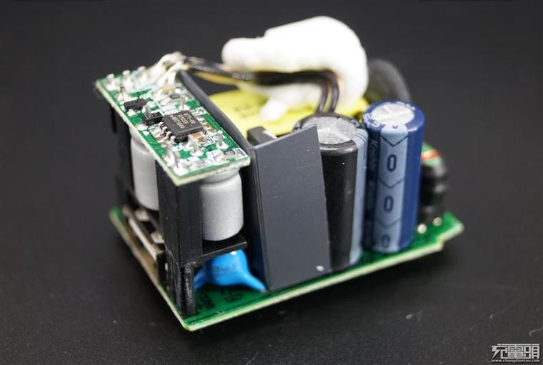 24W雙協議！樂視最新快充充電器拆解、評測