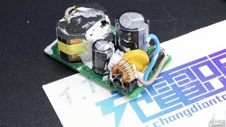 DASH極速閃充何方神圣？一加3充電器深度拆解