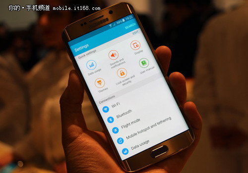 系統軟件簡潔化 拍照充電支付是亮點