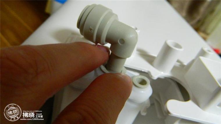 小米廚下式凈水器全拆解:做工精深 構(gòu)造雜亂 小米廚下式凈水器全拆解:做工精湛 構(gòu)造復(fù)雜