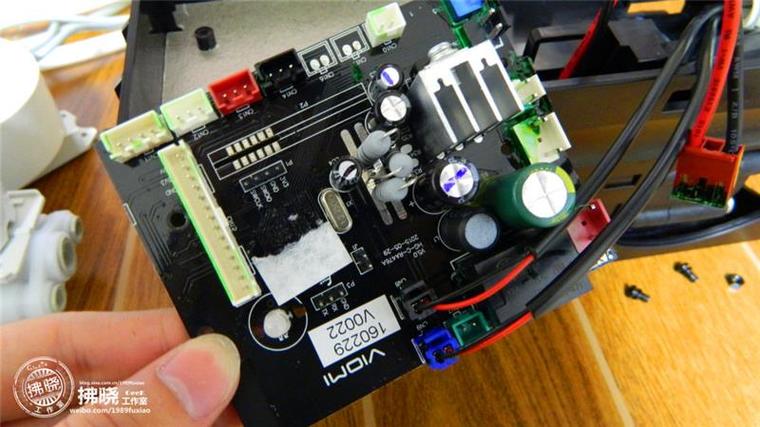 小米廚下式凈水器全拆解:做工精深 構(gòu)造雜亂 小米廚下式凈水器全拆解:做工精湛 構(gòu)造復(fù)雜