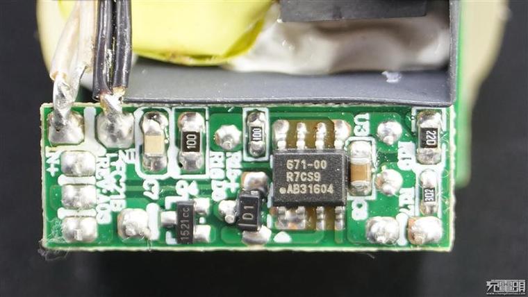 24W雙協議！樂視最新快充充電器拆解、評測