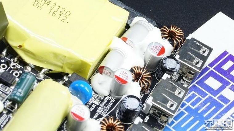65W筆記本也能用！小米青米多口充電站拆解