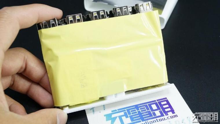 65W筆記本也能用！小米青米多口充電站拆解