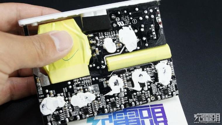 65W筆記本也能用！小米青米多口充電站拆解