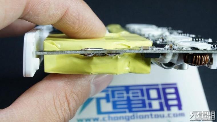 65W筆記本也能用！小米青米多口充電站拆解