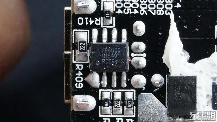 65W筆記本也能用！小米青米多口充電站拆解