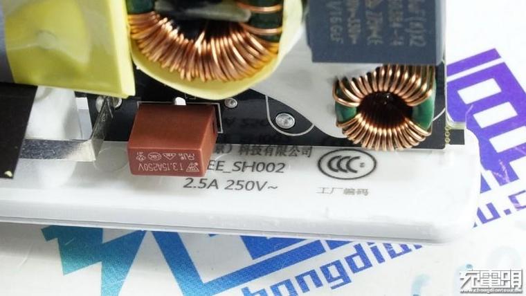 65W筆記本也能用！小米青米多口充電站拆解