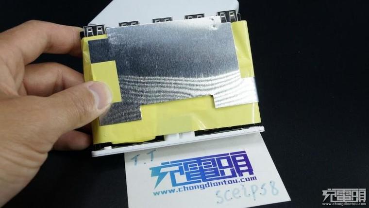 65W筆記本也能用！小米青米多口充電站拆解