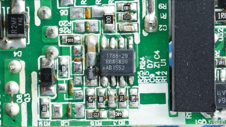 半小時充50％！魅藍E充電器拆解：做工贊