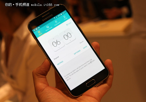 系統軟件簡潔化 拍照充電支付是亮點