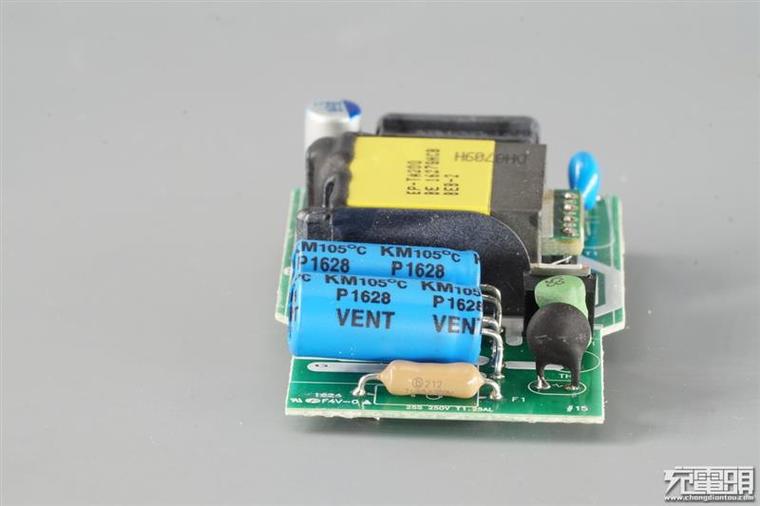 三星Note 7國行標配充電器全網首拆:大廠風儀 三星Note 7國行標配充電器全網首拆:大廠風范