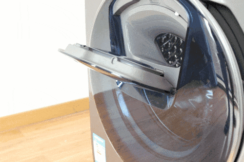 蝶窗的开合带有阻尼 贴心实用