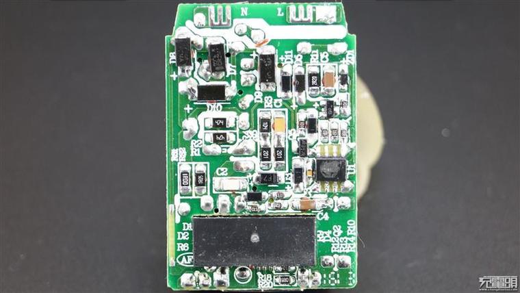 24W雙協議！樂視最新快充充電器拆解、評測
