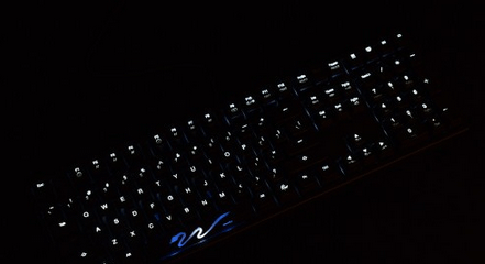 出色品質與燈效 魔力鴨9008s3機械鍵盤評測