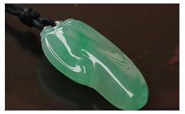 天然翡翠掛件--老坑冰種淺綠底飄陽綠花水潤晶瑩飽滿圓潤立體精雕吉祥福瓜