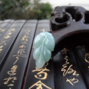 冰種翡翠熒光淡綠金枝玉葉掛件