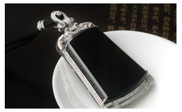 18K白金鑲鉆天然翡翠掛件--精品老坑冰種墨翠水潤晶瑩奢華鑲嵌金色盾牌