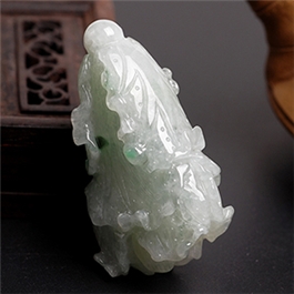天然翡翠掛件--老坑糯種淺綠色澤立體形象精雕如意白菜百財(cái)